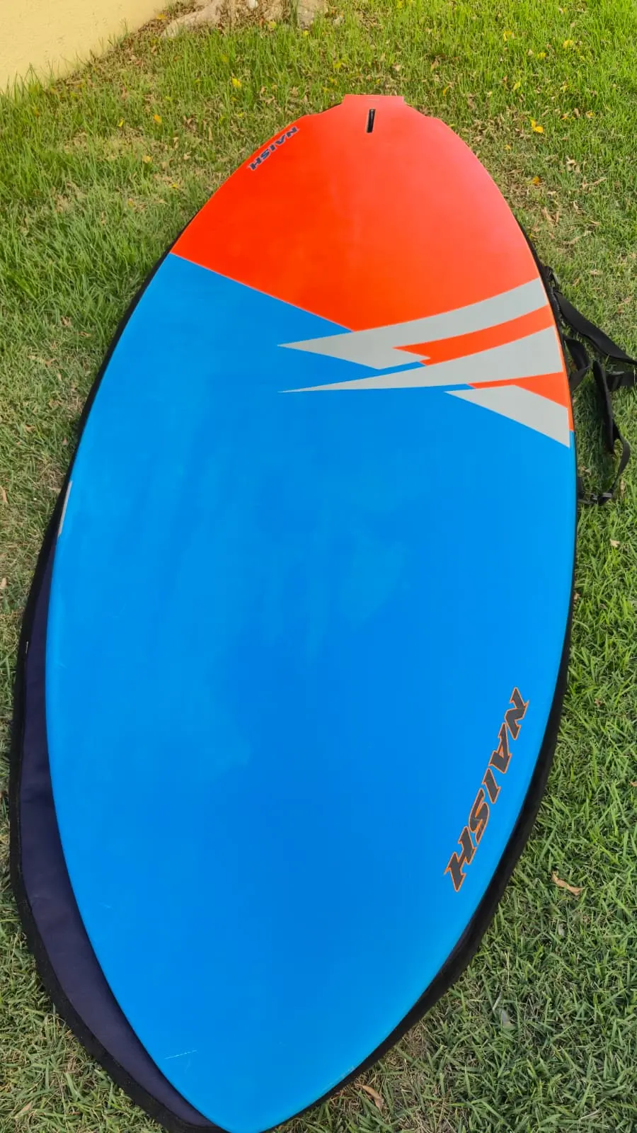 Parte inferior completa de la Naish Titan 130