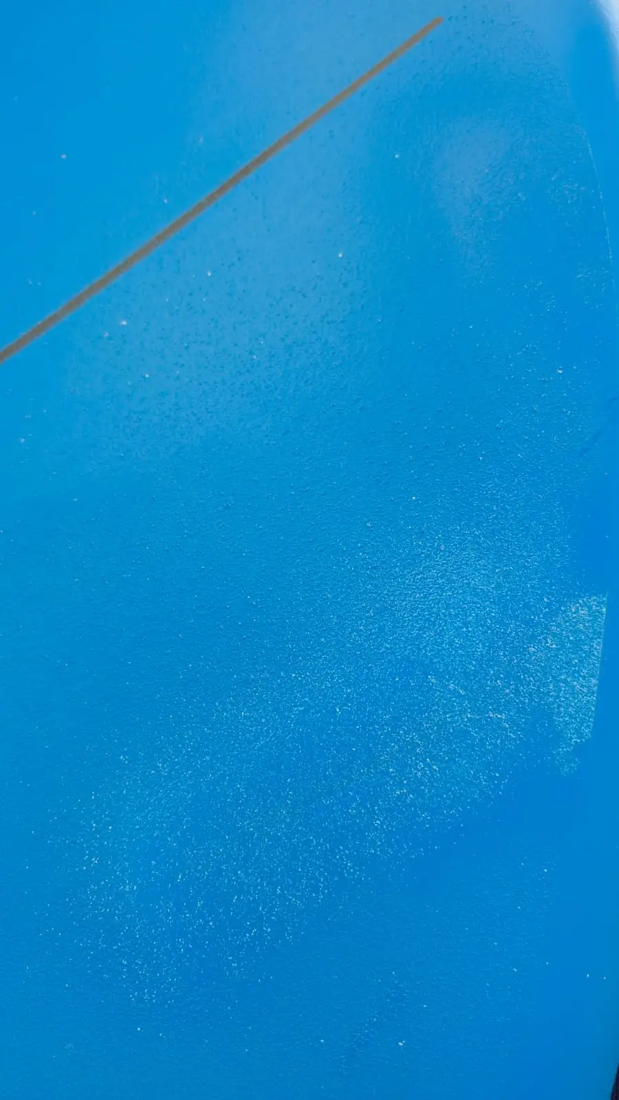 Detalle de marca fina en la zona azul