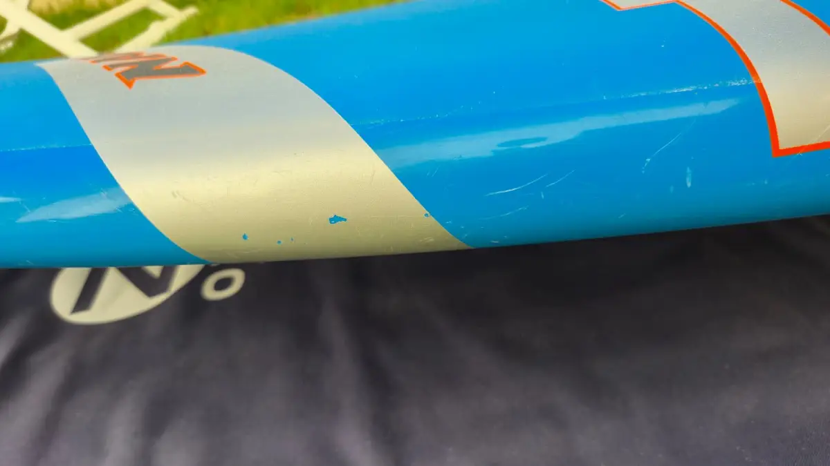 Detalle del canto blanco y azul de la tabla