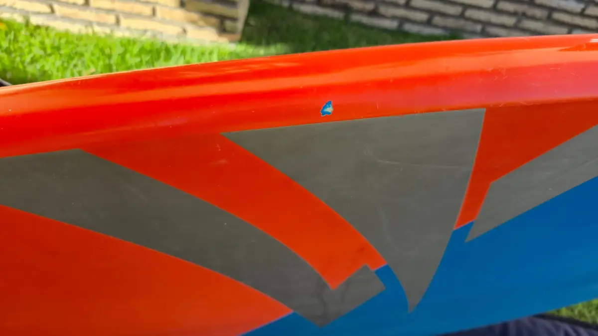 Detalle del lateral rojo y grafica de la Naish Titan