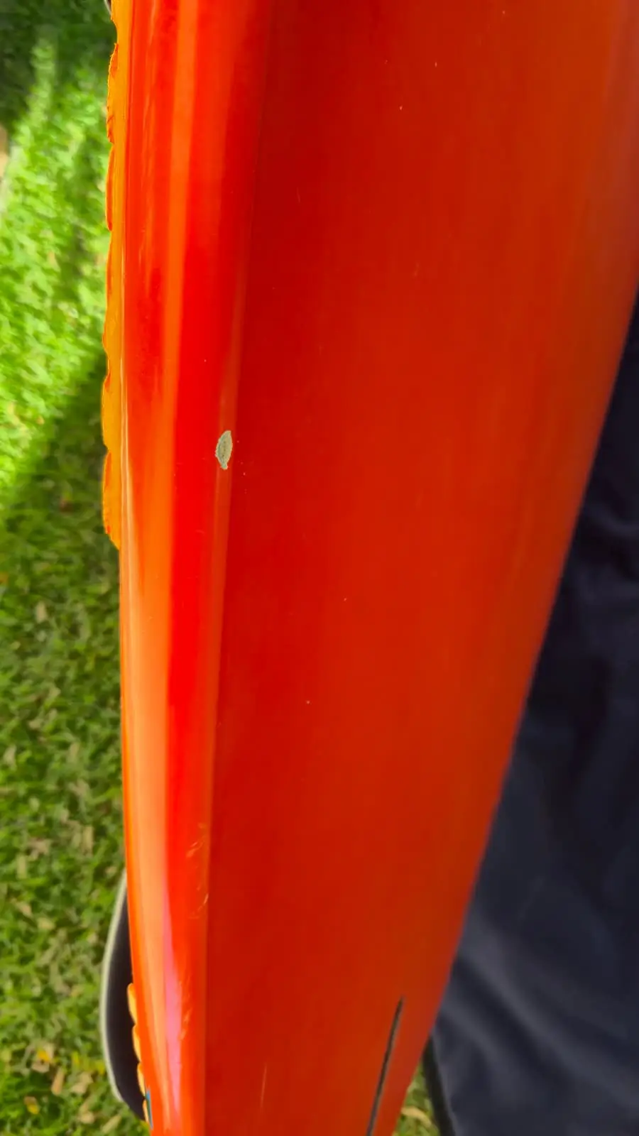 Detalle de reparacion o roce en el canto rojo